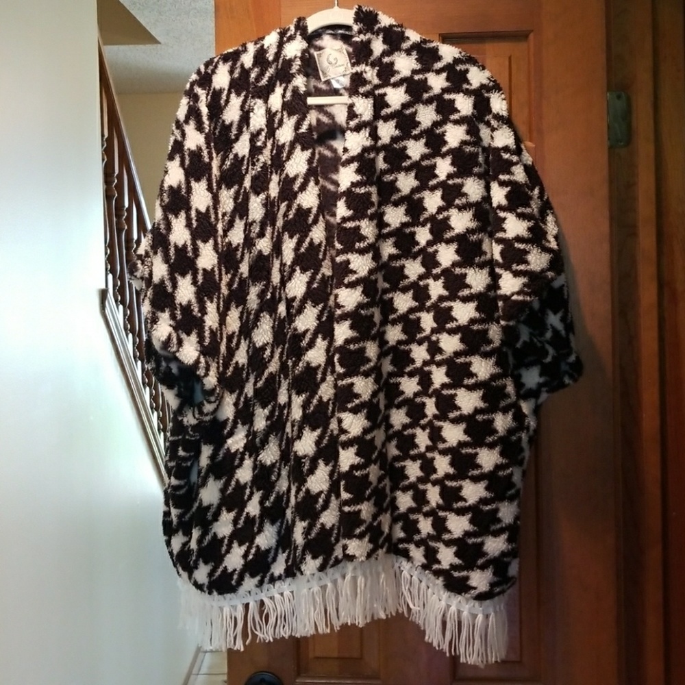 Black and white PatternPoncho
